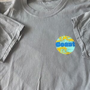 Coast Men’s Short-Sleeve Gray Tee with Sun & Wave Graphic